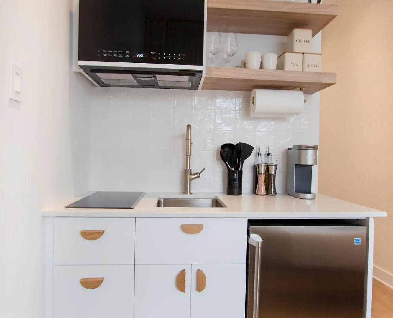 Apartment Studio #3 - Self Check-In - Plateau - St-Denis Montreal Canada