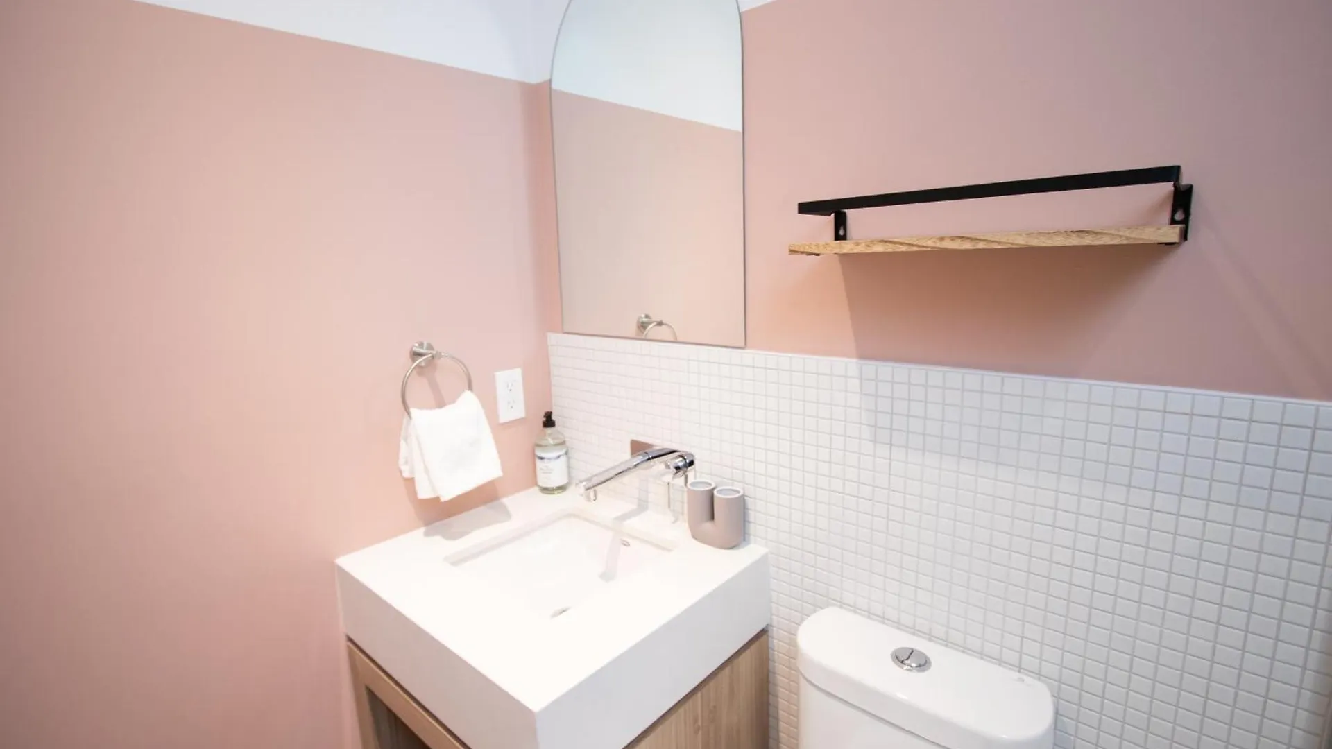 Apartment Studio #3 - Self Check-In - Plateau - St-Denis Montreal