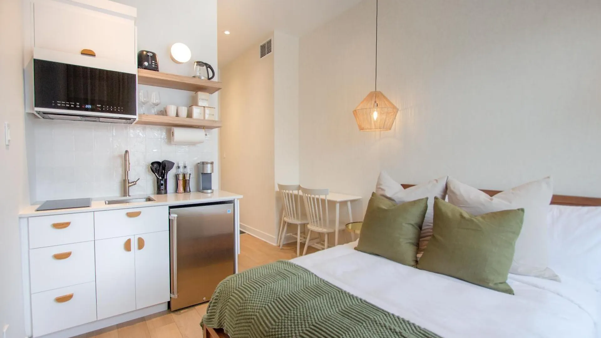 Studio #3 - Self Check-In - Plateau - St-Denis Montreal Apartment